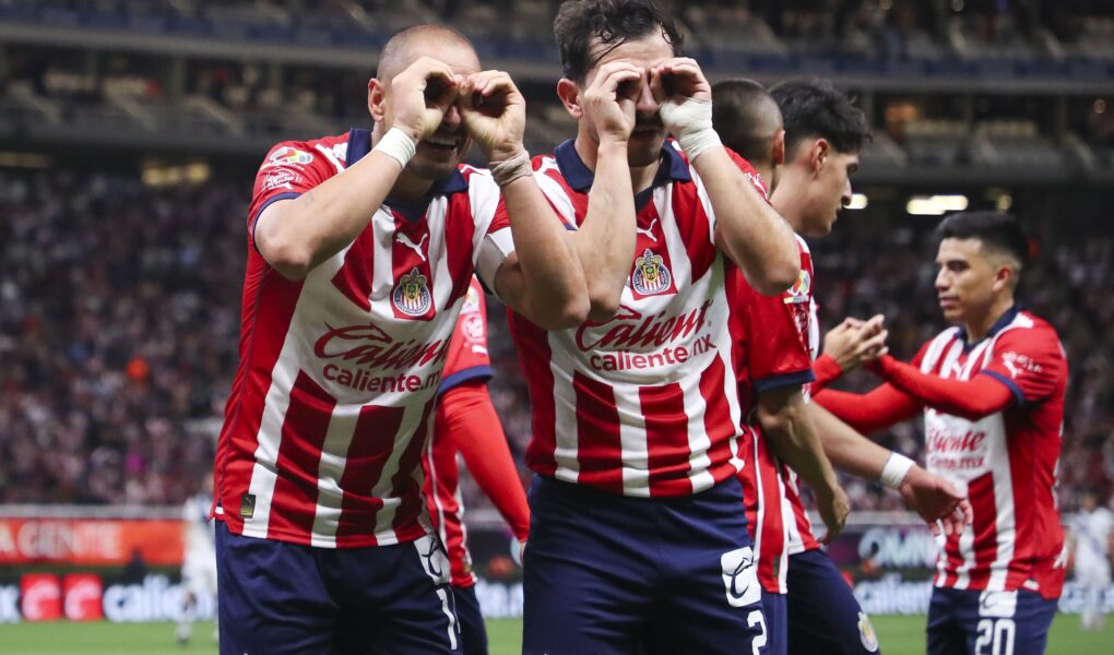 "Chicharito" Hernández es baja para el Pachuca vs Chivas por lesión. FOTO: Club Chivas