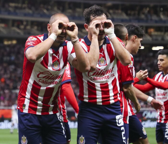 "Chicharito" Hernández es baja para el Pachuca vs Chivas por lesión. FOTO: Club Chivas