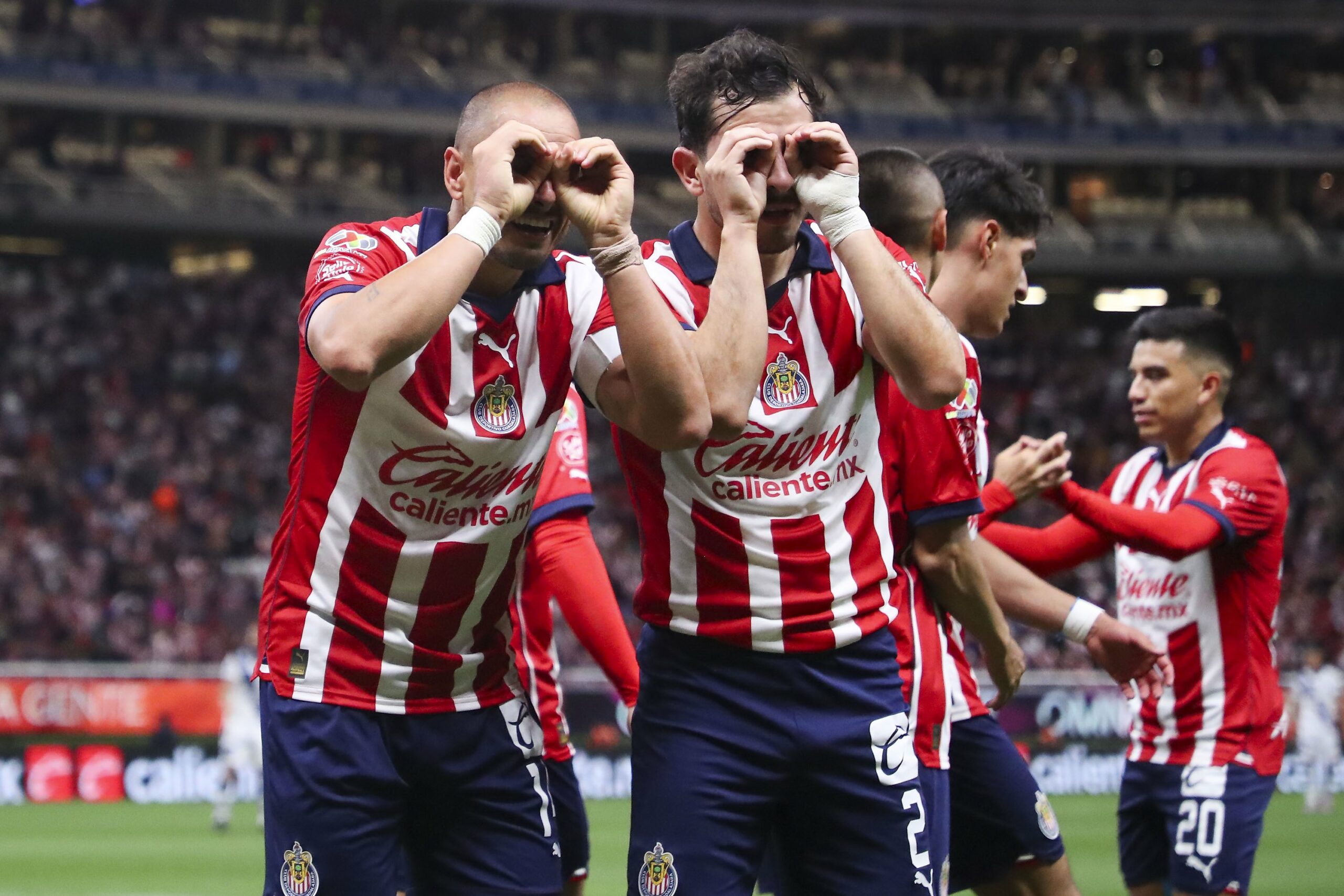 "Chicharito" Hernández es baja para el Pachuca vs Chivas por lesión. FOTO: Club Chivas